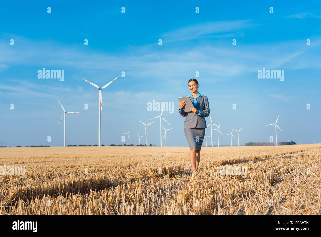 Le donne mettere soldi in un investimento etico delle turbine eoliche Foto Stock