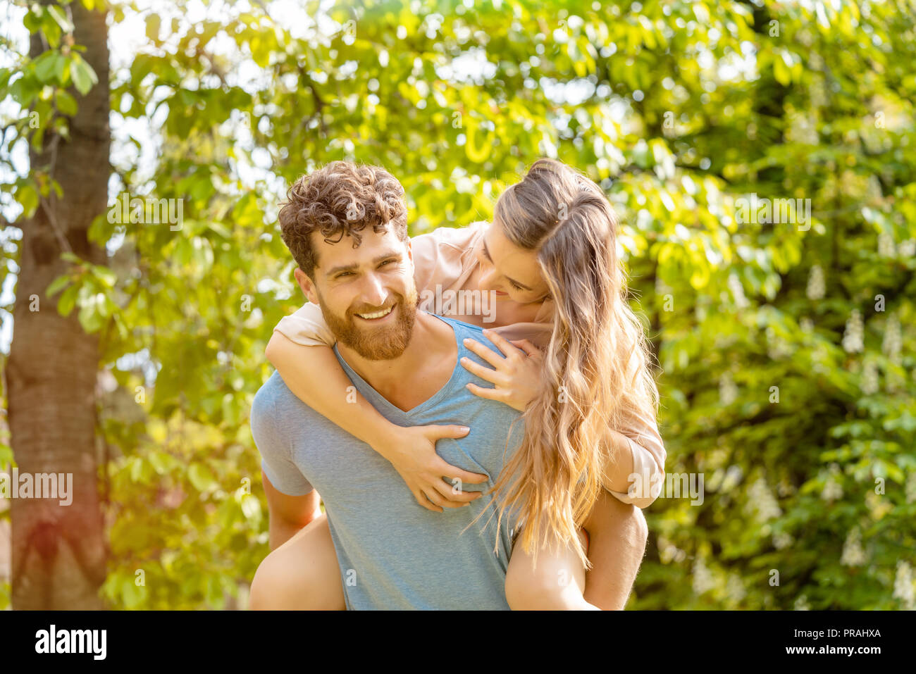 Il marito è portando la sua moglie sulla sua schiena essendo un partner affidabile Foto Stock