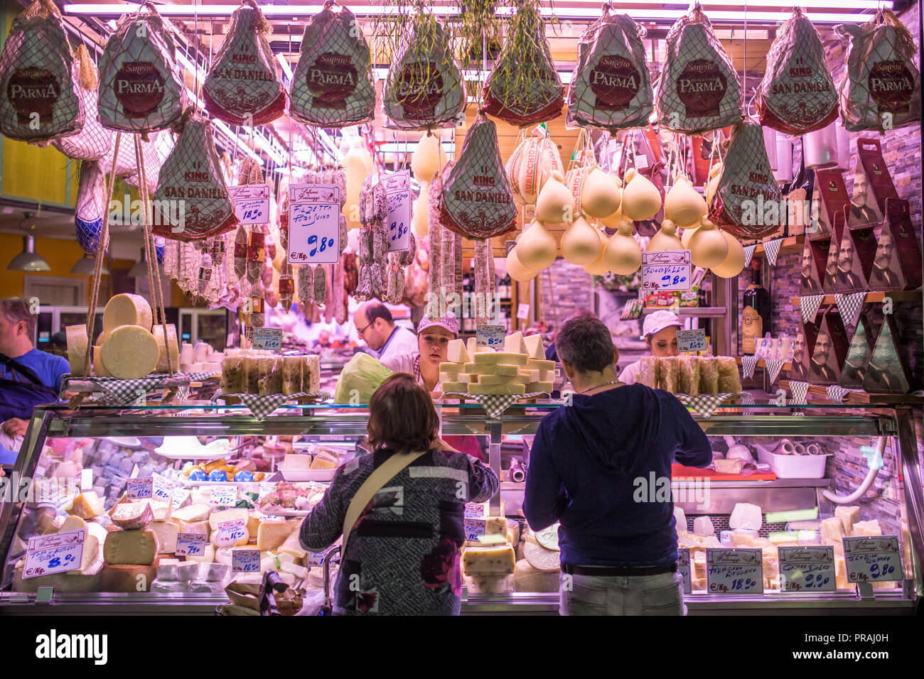 Torino, Italia - 29 settembre 2018: persone presso il locale mercato tradizionale a Porta Palazzo a Torino, Italia. Foto Stock