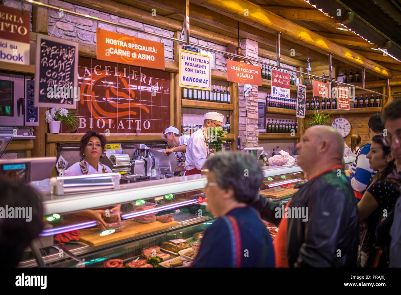 Torino, Italia - 29 settembre 2018: persone presso il locale mercato tradizionale a Porta Palazzo a Torino, Italia. Foto Stock