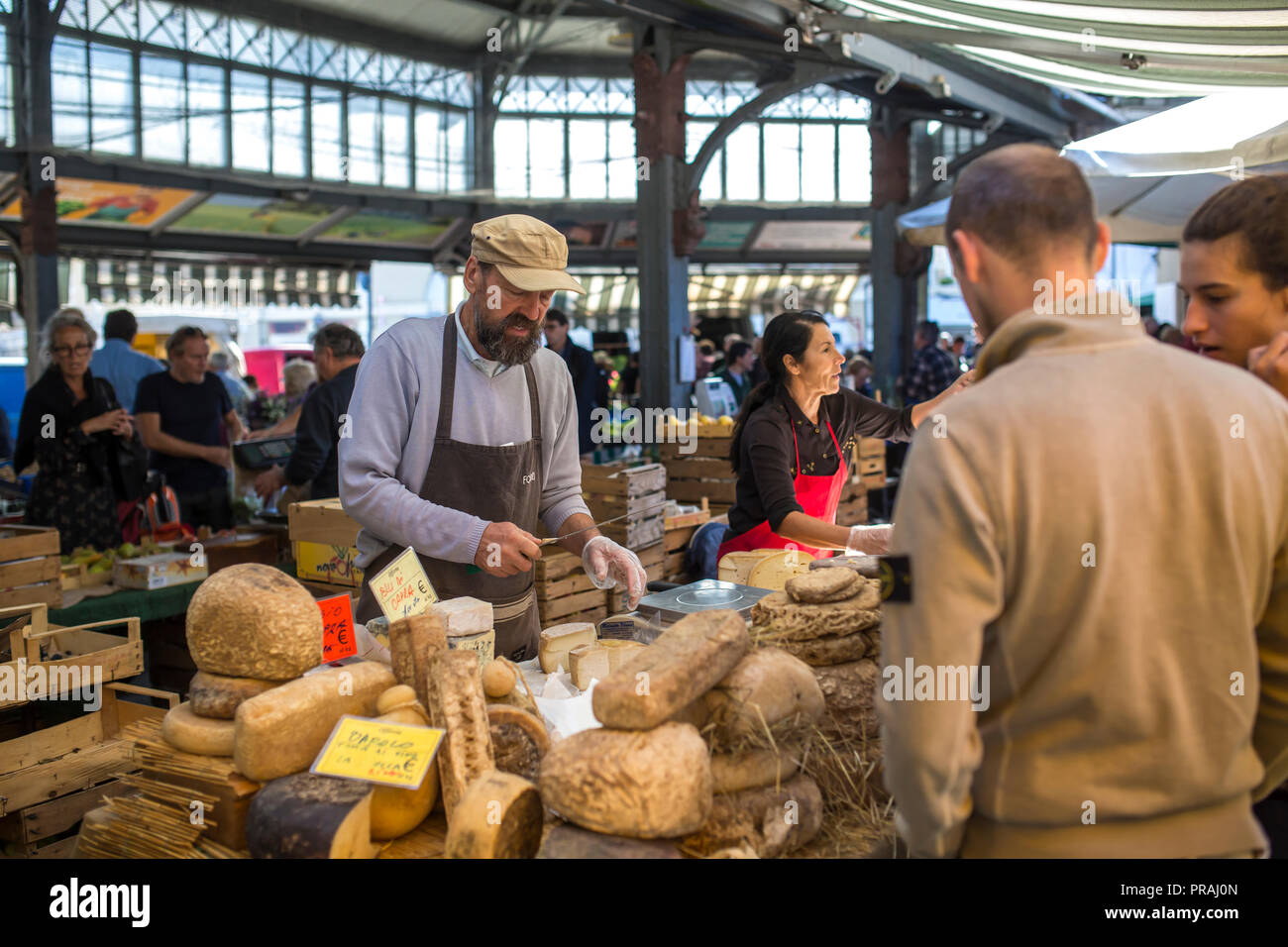 Torino, Italia - 29 settembre 2018: persone presso il locale mercato tradizionale a Porta Palazzo a Torino, Italia. Foto Stock