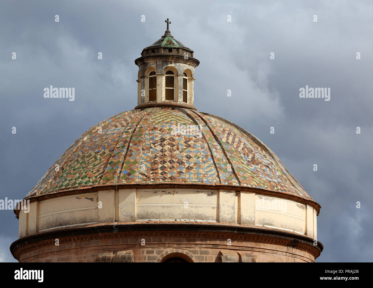 Dettaglio della cupola della piastrella e la cupola della chiesa della Compagnia di Gesù Foto Stock