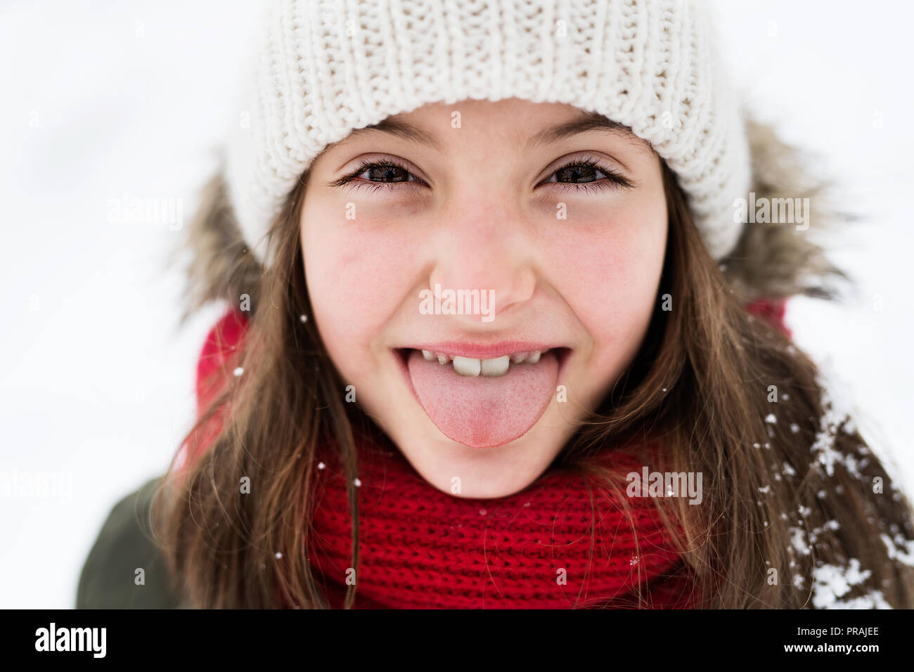 Una piccola ragazza avendo divertimento nella neve. Foto Stock