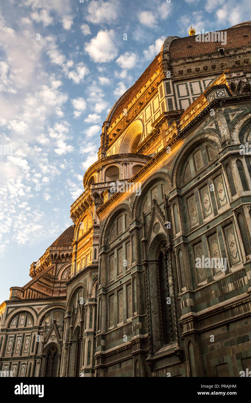 Facciata e cupola della cattedrale di Santa Maria del Fiore a Firenze nel Sunrise, Italia, Europa Foto Stock