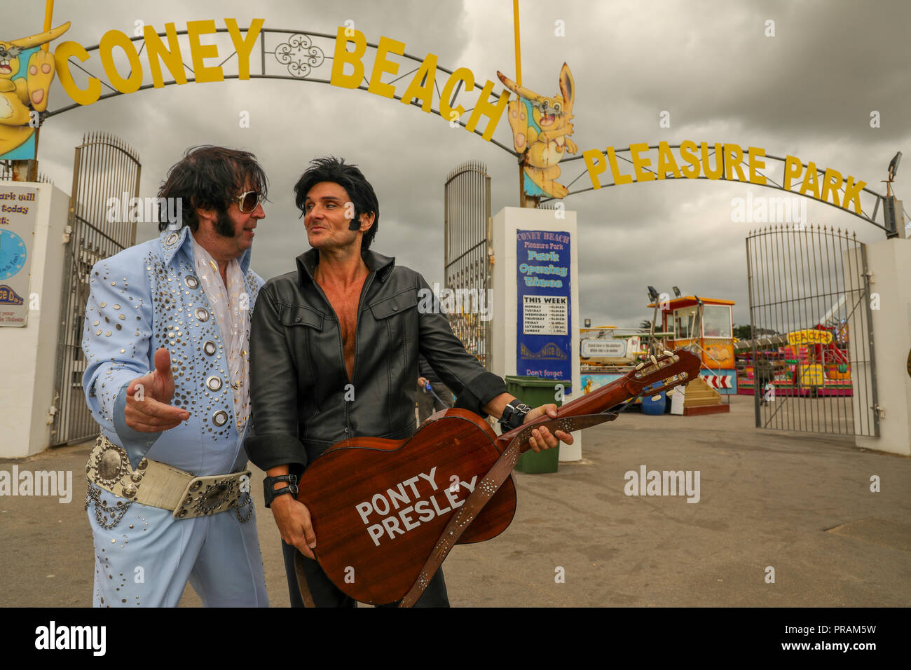 Porthcawl, Wales, Regno Unito. Il 30 settembre 2018. I fan di Elvis e imitatori, di tutte le età e di partecipare alla XIII Porthcawl annuale festival di Elvis, Il Elvies. Credito: Haydn Denman/Alamy Live News Foto Stock