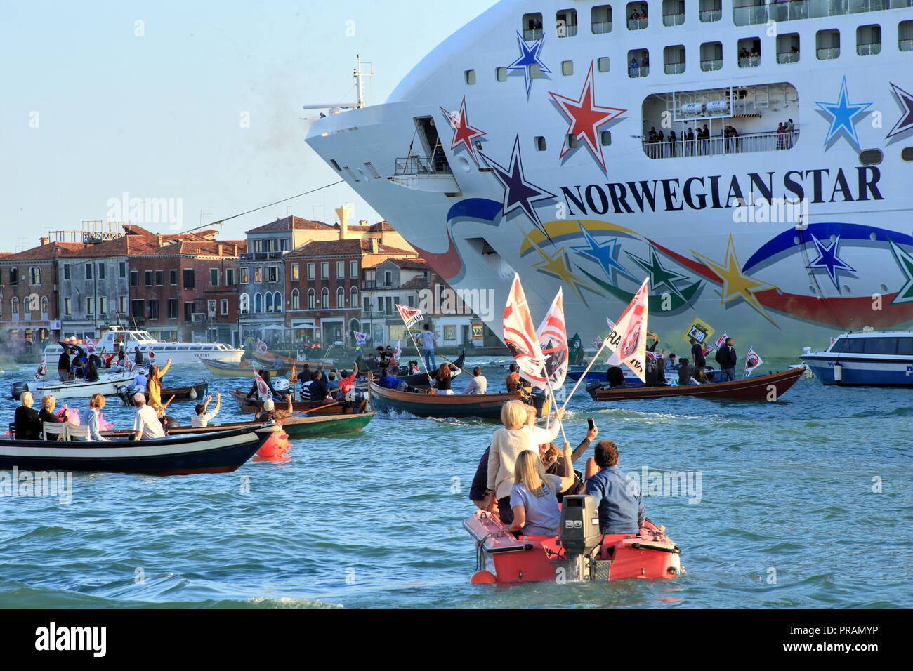 Venezia, Italia. 30 Settembre, 2018. Protesta "No grandi navi!" contro le grandi navi da crociera a Venezia, Italia Foto Stock