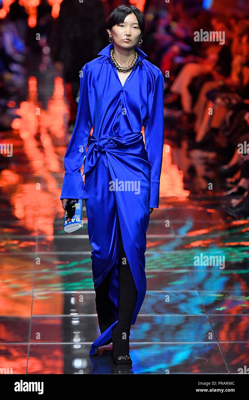 Parigi. Il 30 settembre, 2018. Un modello presenta una creazione di  Balenciaga durante il 2019 Primavera/