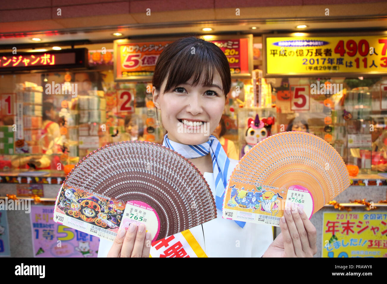 Tokyo, Giappone. 1 Ott 2018. Giappone della lotteria ragazza di campagna Saho Shintake visualizza i biglietti del campione come lei partecipa a un evento promozionale di "Halloween lotteria Jumbo' come prima i biglietti vanno sulla vendita a Tokyo lunedì 1 ottobre 2018. Credito: Yoshio Tsunoda/AFLO/Alamy Live News Foto Stock