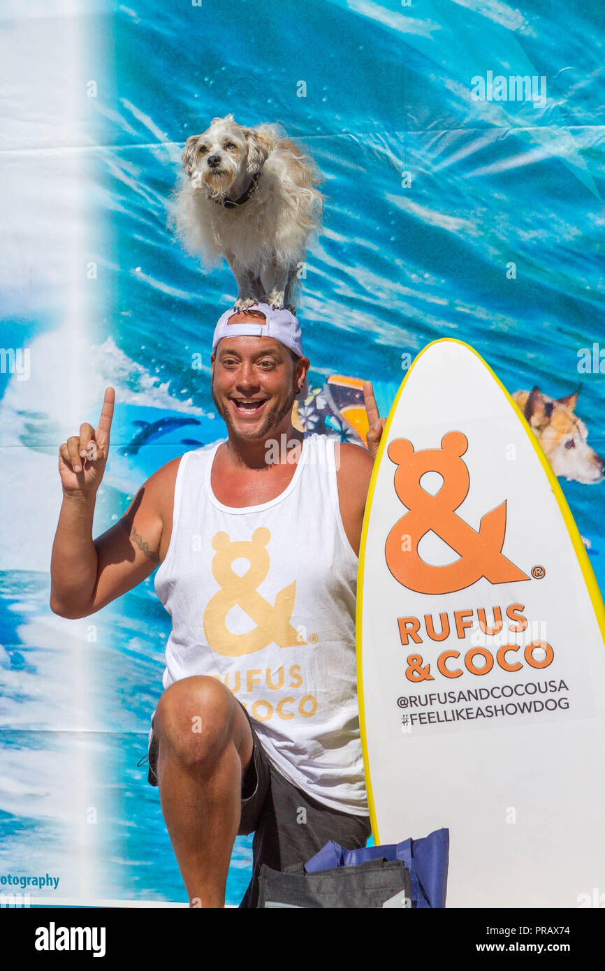 Hunnington Beach, CA, Stati Uniti d'America. 29Sep, 2018. Surfcity Surfdog concorrenza. La McKenna Subaru Surf City Surf cane", il famoso premier evento sul cane circuito Surf è tenuto ogni anno a fine settembre nel Surf City USA. L'evento riunisce le comunità, i surfisti e gli amanti del cane, famiglie & animali domestici per una giornata di divertimento e raccolta fondi a uno della California del sud più incontaminate spiagge - Huntington Dog Beach! .Visto qui:Ryan Thor e il suo cane Prince Dudeman dopo aver preso prima nella divisione VI. Credito: Daren Fentiman/ZUMA filo/Alamy Live News Foto Stock
