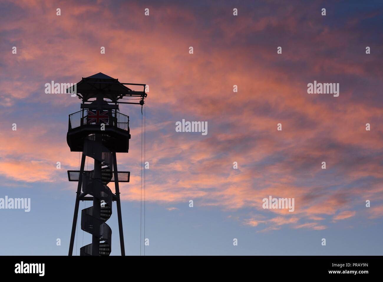 Brighton, East Sussex, Regno Unito. 1 Ottobre, 2018. Meteo REGNO UNITO: Sunrise viste in Brighton - una vista del filo Zip tower stagliano contro un bel mattino cielo Credit: Ben rettore/Alamy Live News Foto Stock