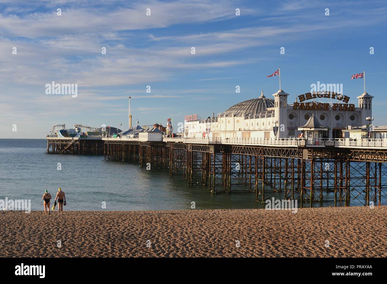 Brighton, East Sussex, Regno Unito. 1 Ottobre, 2018. Meteo REGNO UNITO: Sunrise viste in Brighton - una vista di nuotatori di fronte al molo Credit: Ben rettore/Alamy Live News Foto Stock