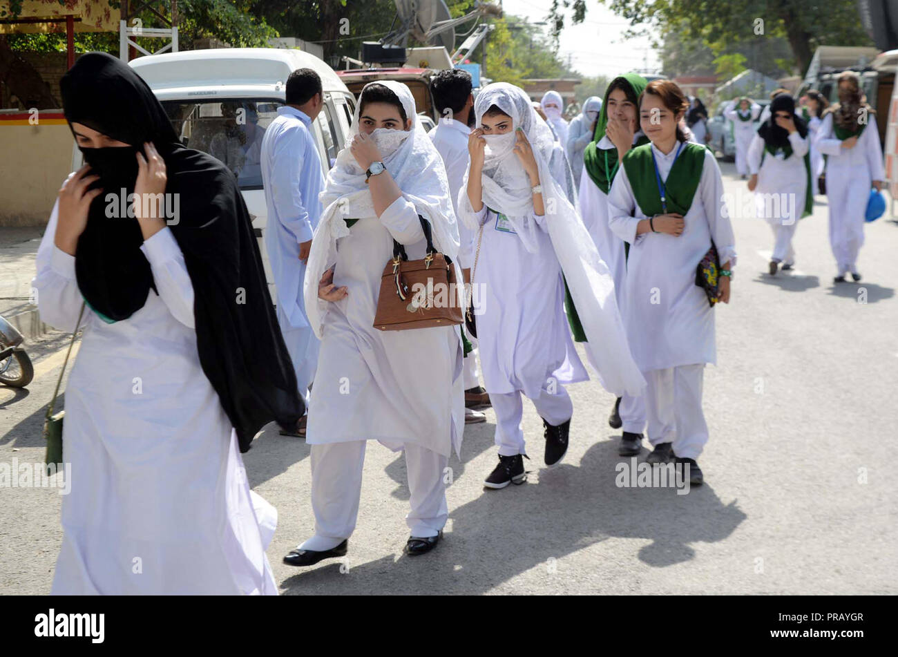 Gli studenti di diverse scuole sono arrivate a tener vivo interesse durante la loro visita a casa del governatore nella città di Peshawar, domenica 30 settembre, 2018. Il Pakistan Tehreek-e-Insaf (PTI) di governo hanno aperto la storica Casa del Governatore di Peshawar per il pubblico in generale. Foto Stock