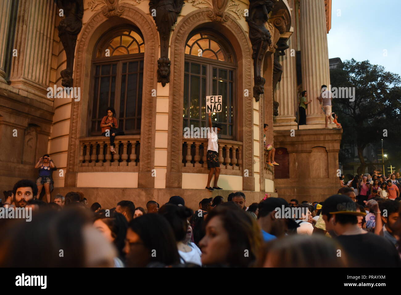 Rio De Janeiro, Brasile. 29Sep, 2018. Le persone protestano contro l'estrema destra il candidato presidenziale Bolsonaro. Numerose persone hanno percorso le strade di diverse città brasiliane contro Bolsonaro e il suo razzista e anti-donna e anti-gay-politiche. Credito: Fabio Teixeira/dpa/Alamy Live News Foto Stock