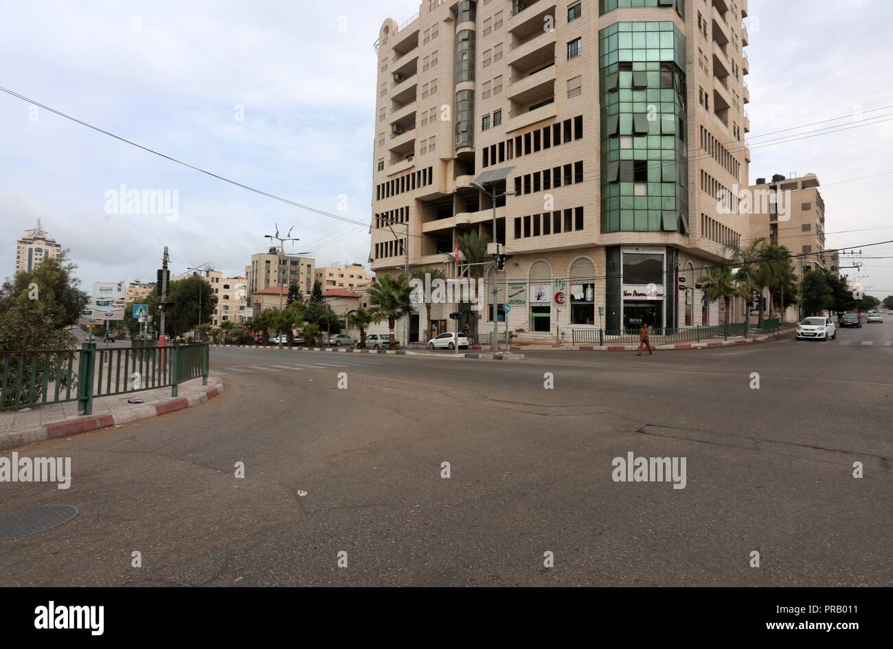 La città di Gaza, Striscia di Gaza, Territori palestinesi. 1 Ott 2018. Una foto scattata il 1 ottobre 2018 mostra negozi chiusi durante uno sciopero generale contro Israele la nazione lo Stato di diritto nella città di Gaza. Il recente passato Israele è stato nazionale di diritto, dichiara che solo gli ebrei hanno il diritto di autodeterminazione in Israele Credito: Ramadan Elagha APA/images/ZUMA filo/Alamy Live News Foto Stock