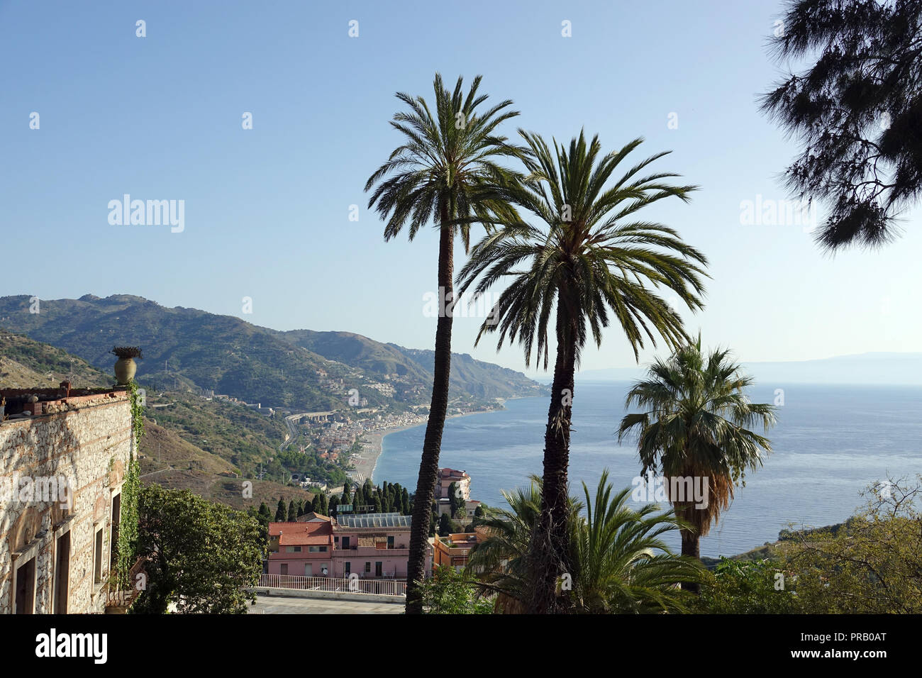 Taormina, Italia. 05 Sep, 2018. Vista attraverso le palme da Taormina verso la costa di Mazzeo e Letojanni. Credito: Alexandra Schuler/dpa/Alamy Live News Foto Stock
