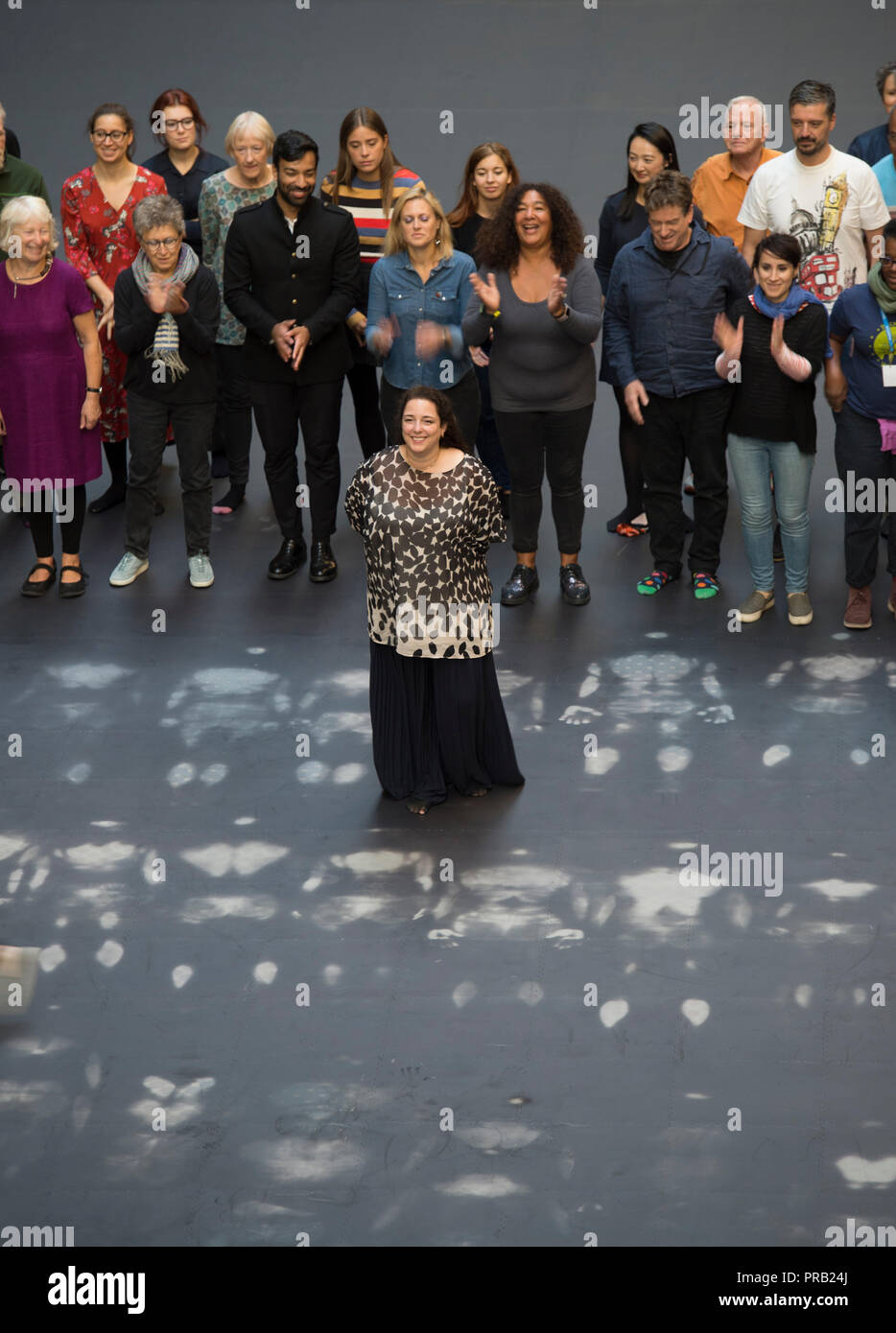 Tate Modern, Turbine Hall di Londra, Regno Unito. 1 Ottobre, 2018. Artista cubana Tania Bruguera accanto ai suoi grandi commissione per la Tate Modern di turbina della Hall, parte della Hyundai serie della Commissione. Il Turbine Hall è coperto in un apparentemente normale pavimento nera al di sotto del quale è nascosta una grande immagine raffigurante il volto di un giovane uomo che ha lasciato la Siria nel 2011. I visitatori possono provare a rivelare questa immagine attraverso l azione collettiva, toccando il calore sensibile piano per tentare di rivelare l'immagine sottostante. Credito: Malcolm Park/Alamy Live News. Foto Stock