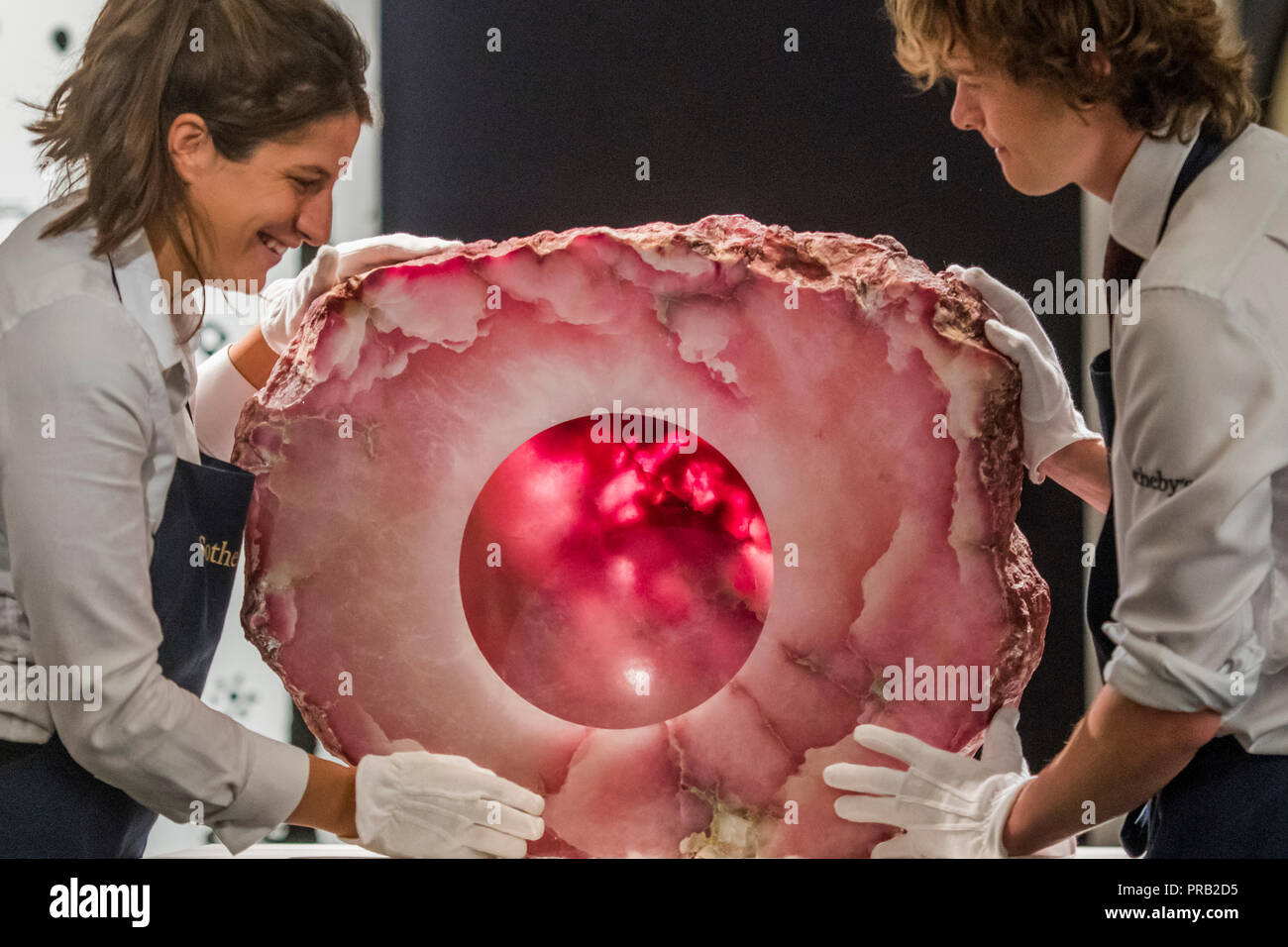 Londra, Regno Unito. 1° ottobre 2018. Untitled da Anish Kapoor, est £0.4-0.6m - come parte del fregio settimana Sotheby's è una holding pubblica esposizione di oltre 200 opere, compresi quelli da post-guerra maestri e artisti contemporanei. Le vendite sono le partite dalla collezione del patrono e museo fiduciario David Teiger. Credito: Guy Bell/Alamy Live News Foto Stock