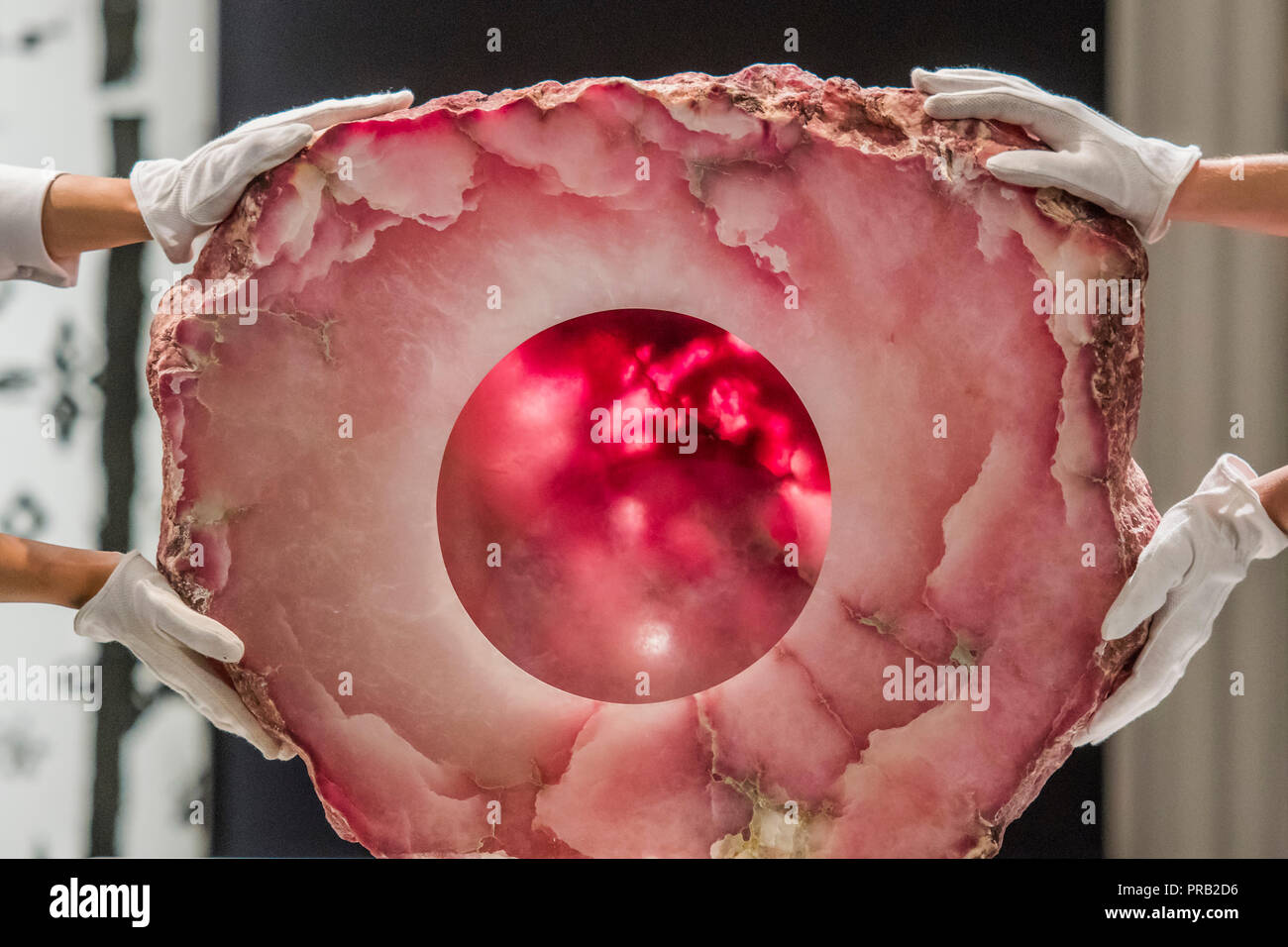 Londra, Regno Unito. 1° ottobre 2018. Untitled da Anish Kapoor, est £0.4-0.6m - come parte del fregio settimana Sotheby's è una holding pubblica esposizione di oltre 200 opere, compresi quelli da post-guerra maestri e artisti contemporanei. Le vendite sono le partite dalla collezione del patrono e museo fiduciario David Teiger. Credito: Guy Bell/Alamy Live News Foto Stock