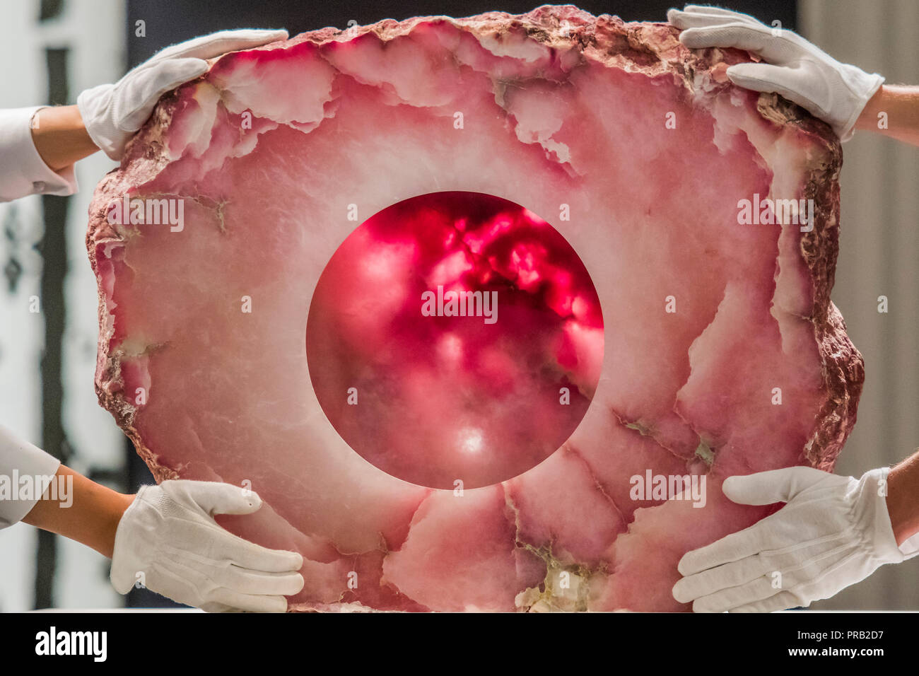 Londra, Regno Unito. 1° ottobre 2018. Untitled da Anish Kapoor, est £0.4-0.6m - come parte del fregio settimana Sotheby's è una holding pubblica esposizione di oltre 200 opere, compresi quelli da post-guerra maestri e artisti contemporanei. Le vendite sono le partite dalla collezione del patrono e museo fiduciario David Teiger. Credito: Guy Bell/Alamy Live News Foto Stock