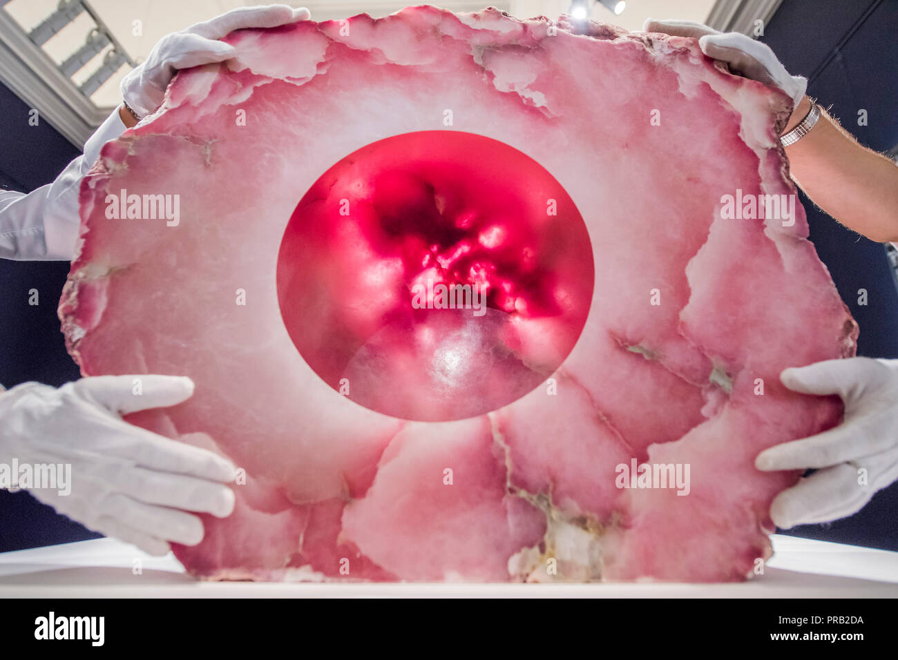 Londra, Regno Unito. 1° ottobre 2018. Untitled da Anish Kapoor, est £0.4-0.6m - come parte del fregio settimana Sotheby's è una holding pubblica esposizione di oltre 200 opere, compresi quelli da post-guerra maestri e artisti contemporanei. Le vendite sono le partite dalla collezione del patrono e museo fiduciario David Teiger. Credito: Guy Bell/Alamy Live News Foto Stock