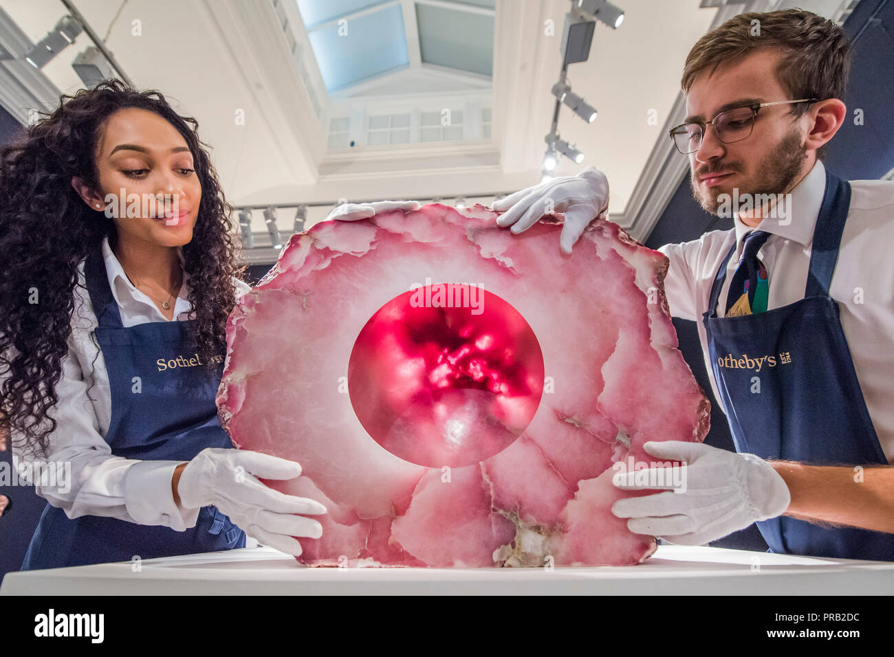 Londra, Regno Unito. 1° ottobre 2018. Untitled da Anish Kapoor, est £0.4-0.6m - come parte del fregio settimana Sotheby's è una holding pubblica esposizione di oltre 200 opere, compresi quelli da post-guerra maestri e artisti contemporanei. Le vendite sono le partite dalla collezione del patrono e museo fiduciario David Teiger. Credito: Guy Bell/Alamy Live News Foto Stock