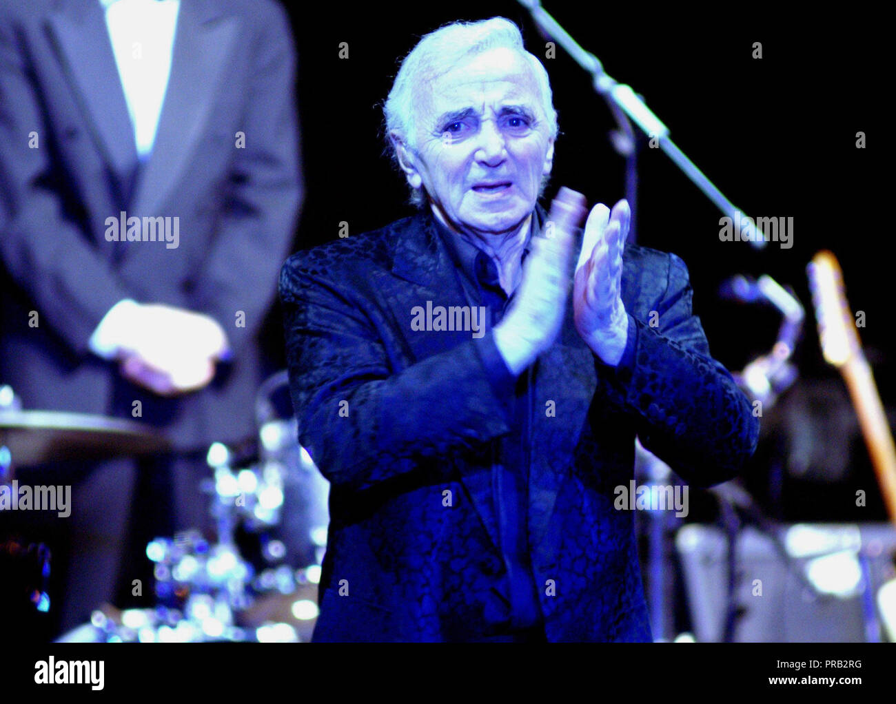 Immerso nella luce blu della cantante francese Charles Aznavour applaudes al suo pubblico la Filarmonica di Essen, in Germania il 20 febbraio 2006. I suoi ascoltatori non è in grado di mantenere se stessi sulla loro sedi dando standing ovation per il 81-anno-vecchio chansonnier quando Charles Aznavour dice 'Adieu' in sold-out filarmonica. E anche Aznavour stesso cuciture per essere spostata alla fine delle sue due ore di concerto. Gettando handkisses egli sguardi su il pranzo righe e dice in francese 'Abbiamo avuto momenti meravigliosi, vi ringrazio per la vostra presenza". Foto: Christoph Giese | Utilizzo di tutto il mondo Foto Stock