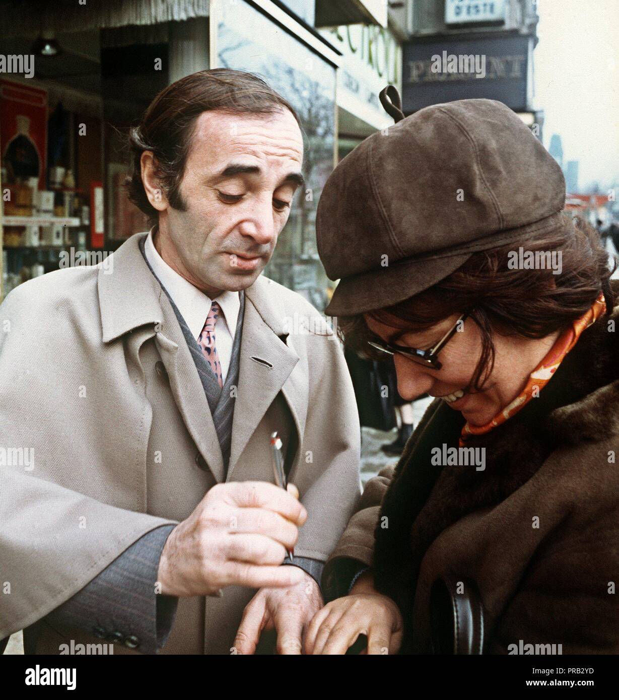 Il chansonnier francesi e attore Charles Aznavour incontra durante una visita a Berlino la richiesta di autografi di una femmina di ventola (senza data archive immagine). La stella che festeggia il suo settantacinquesimo compleanno il 22.5.1999. Il figlio di profughi armeni che era già nove anni sul palco, ma concentrati dopo l'età di 14 anni solo una volta sulla musica. Quando giunse al film nel tardo 50s, egli era già famoso come librettista e compositore ed interprete. Aznavour è stato dell'UNESCO Inviato Speciale per Armenia dal 1995. | Utilizzo di tutto il mondo Foto Stock