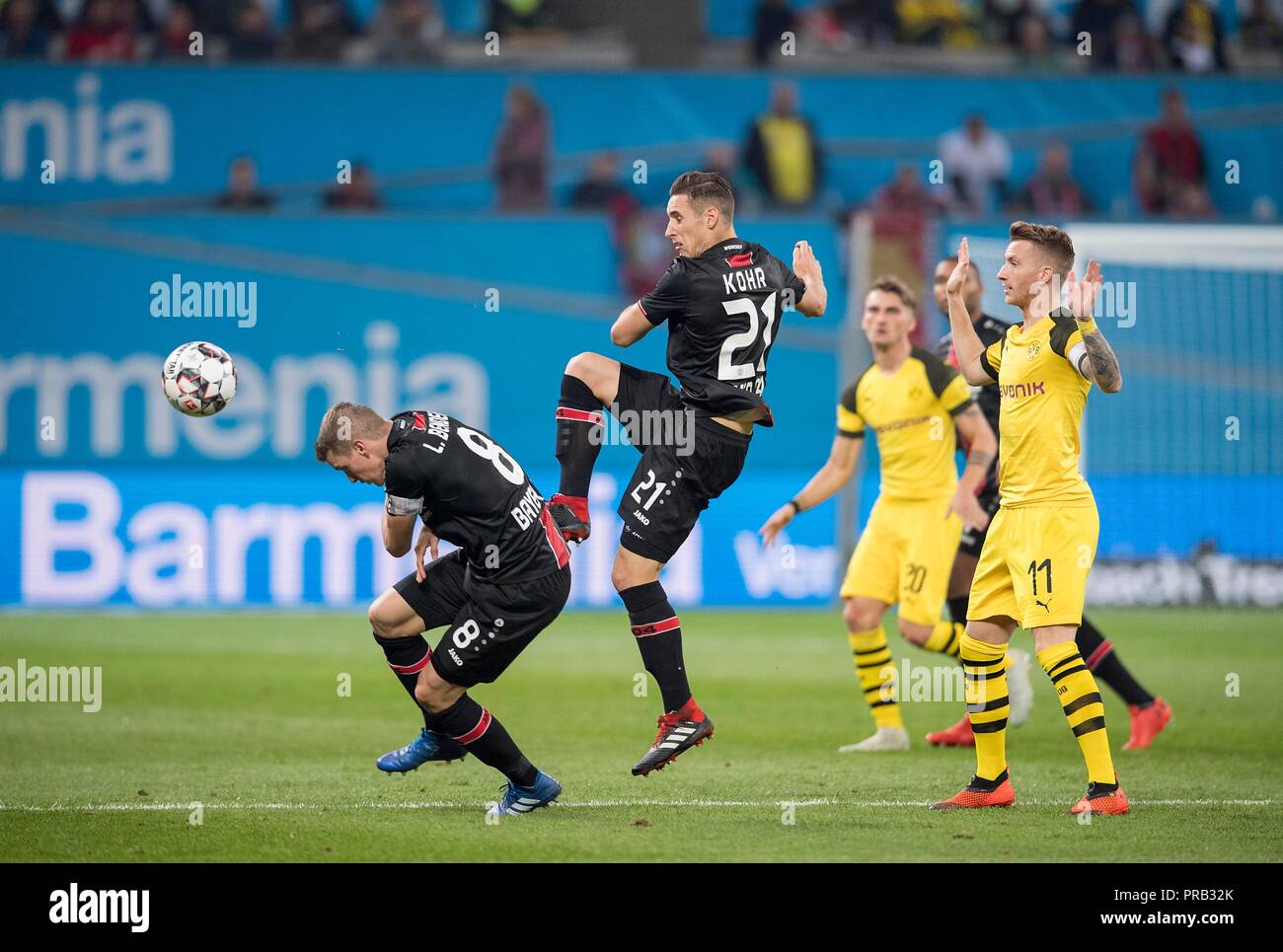 Da sinistra a destra Lars BENDER (LEV), Dominik KOHR (LV), Marco REUS (DO), azione, Calcio 1.Bundesliga, 6.Spieltag, Bayer 04 Leverkusen (LEV) - Borussia Dortmund (DO) 2: 4, 29.09 .2018 a Leverkusen/Germania. ## DFL regolamenti vietano qualsiasi uso di fotografie come sequenze di immagini e/o quasi-video ## | Utilizzo di tutto il mondo Foto Stock