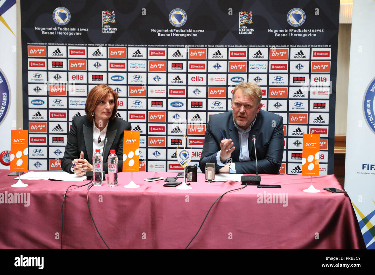 Sarajevo, BiH. 1 Ott 2018. Head Coach Robert Prosinecki (R) della nazionale di calcio della Bosnia Erzegovina partecipa a una conferenza stampa per annunciare la lista dei giocatori per la partita amichevole contro la Turchia e la UEFA Nazioni League contro l'Irlanda del Nord a Sarajevo, BiH, il 1 ottobre, 2018. Credito: Haris Memija/Xinhua/Alamy Live News Foto Stock