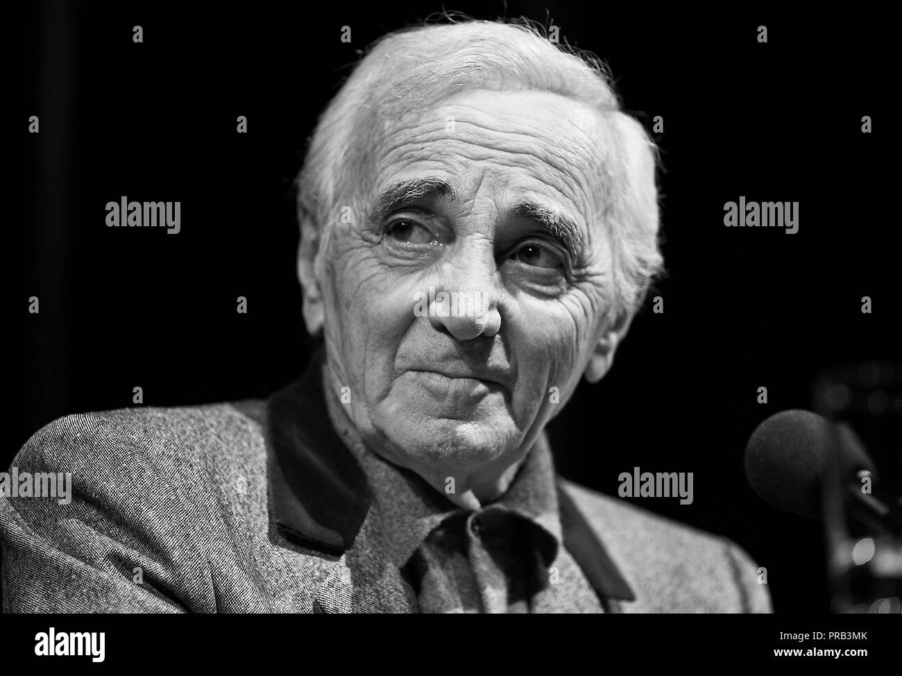 Colonia, Deutschland. 01 ott 2018. Charles Aznavour morì all'età di 94 in Provenza. Archivio fotografico; Charles Aznavour, FRA/BRACCIO, chansonnier, ritratti, ritratto, durante una lettura durante il festival letterario Lit.Colonia il 17.03.2011 in Koeln | Utilizzo di credito in tutto il mondo: dpa/Alamy Live News Foto Stock