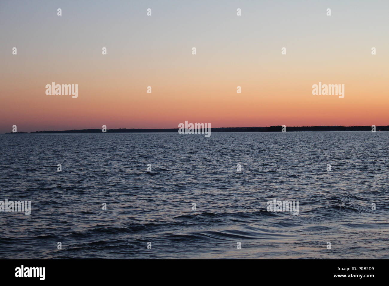 Vivace tramonto sulla spiaggia di fine estate Foto Stock