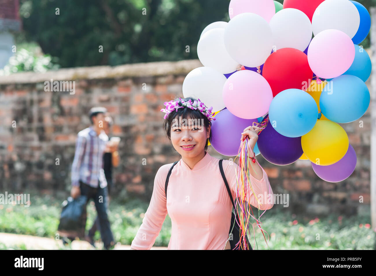 Hanoi, Vietnam - Ottobre 16, 2016. Studentessa vestito in abiti formali festeggia la sua laurea universitaria. Tempio della Letteratura. Foto Stock