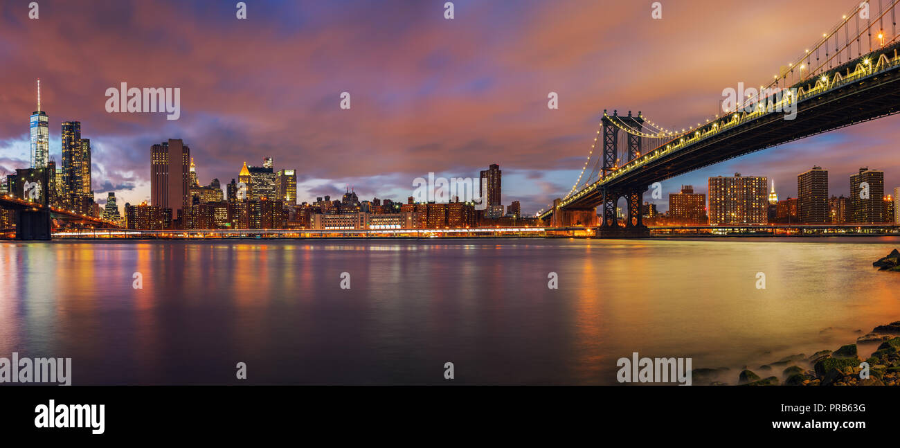 Manhattan Bridge e di Manhattan al crepuscolo Foto Stock