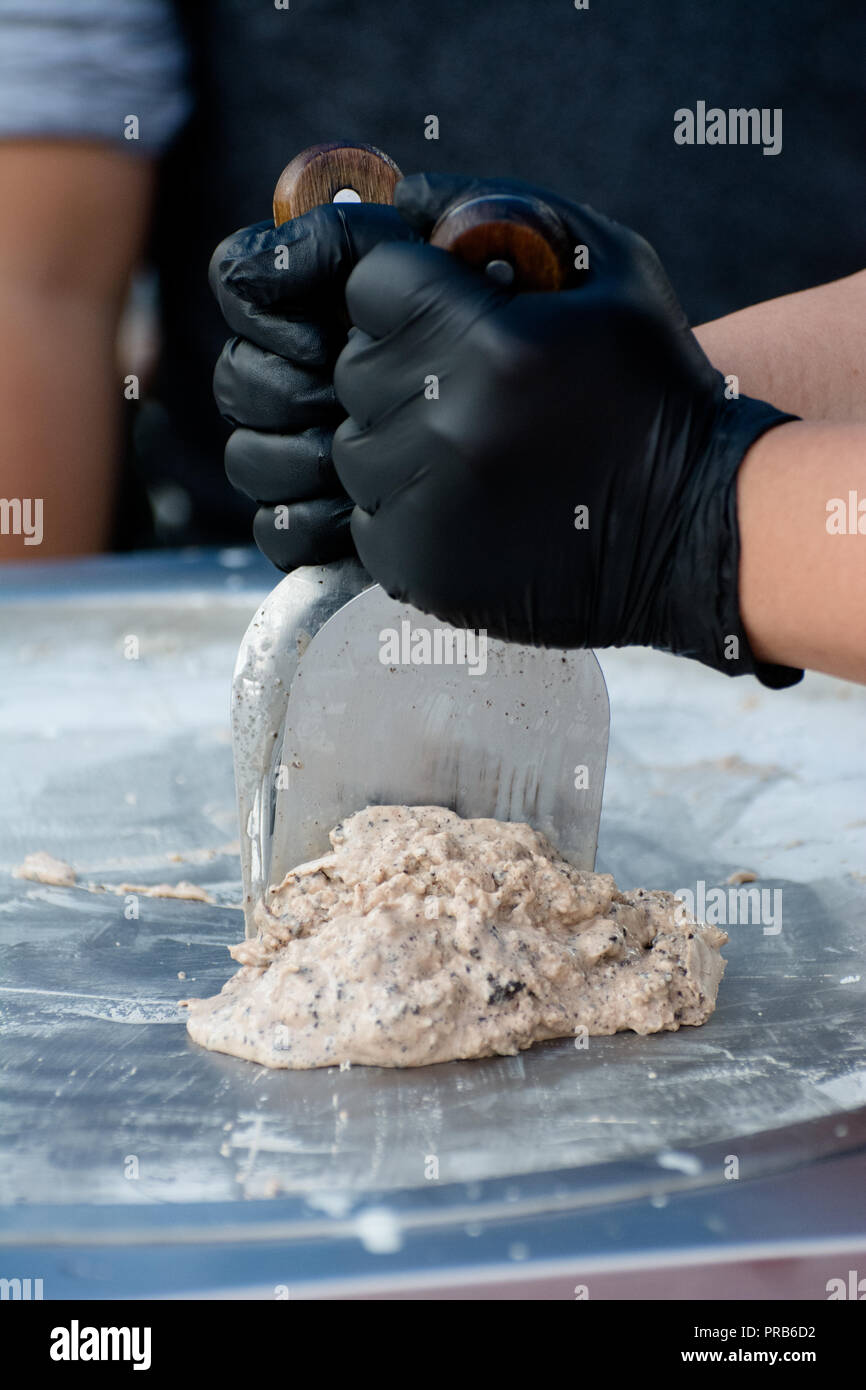 Arrotolate il gelato è un dessert gelato che ha originato in Asia del sud-est sotto il nome "laminati tailandese gelato" o "tir-Fritto gelato" Foto Stock