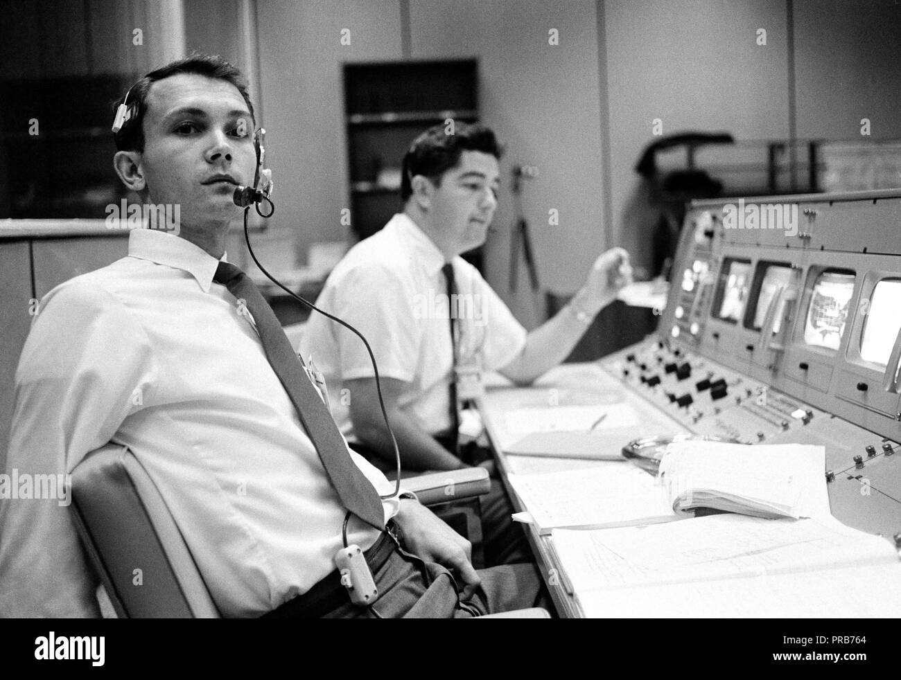 S68-50696 (ottobre 1968) --- Ufficio per gli Affari Pubblici (PAO) commentatore Douglas K. Ward (in primo piano) è raffigurato nella sua console nella missione Operations Control Room (MOCR) nella missione del Centro di controllo presso NASA Johnson Space Center durante il volo di Apollo 7. Photo credit: la NASA Foto Stock
