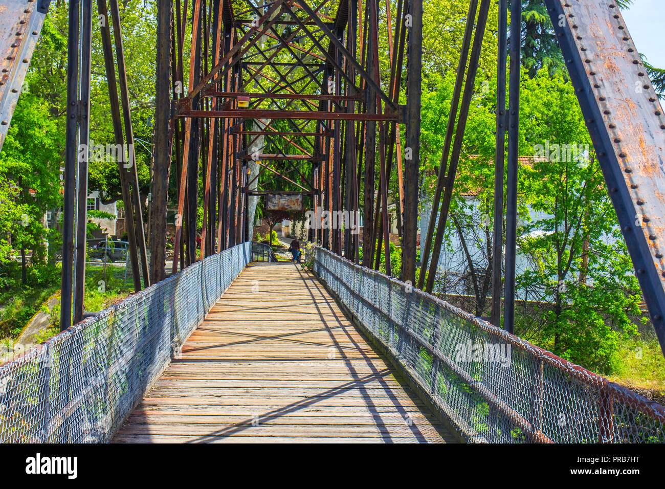 La passerella su Rusty ponte pedonale Foto Stock