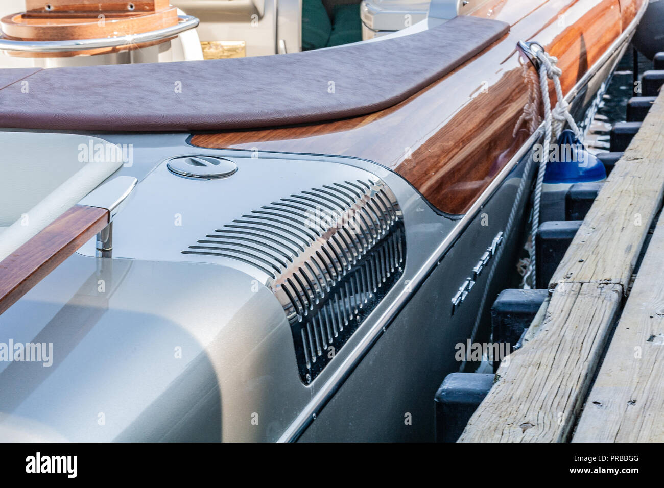 Bella, di colore argento e blu, luxury yacht di potenza. Dettagli cromati, su misura e finiture personalizzate. In fibra di carbonio, corpo esclusivo design, arte in legno. Foto Stock
