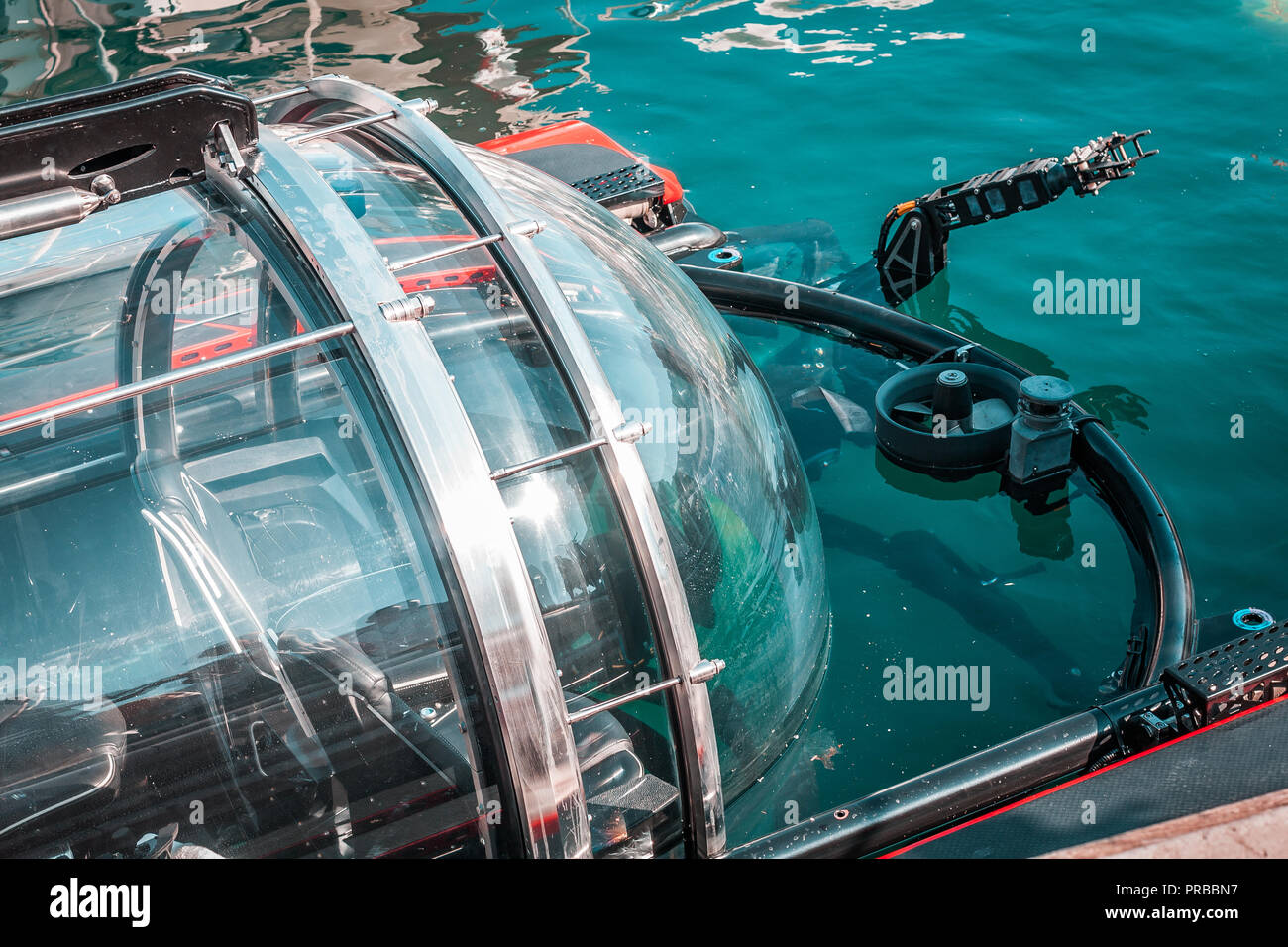 Piccolo sommergibile, colore rosso. Round hatch, scuba diving, subacquea di trasporto. La ricerca in biologia asset, profondo del data mining per pesci e vegetazioni. Foto Stock