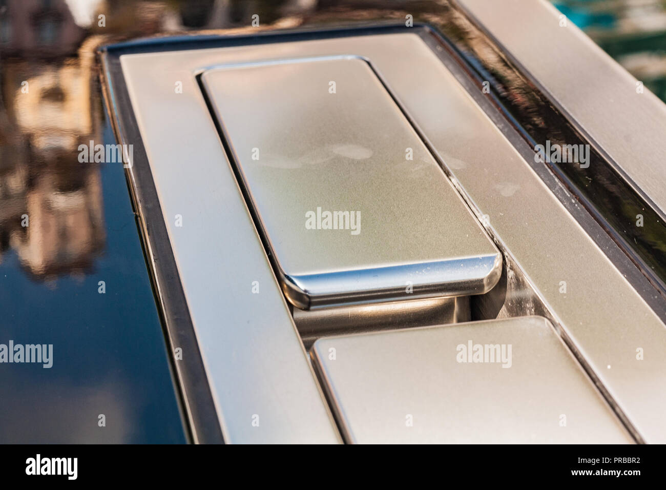 Wally Yachts, scacco matto. Potenza, barca di lusso, dettagli da annuale di Monaco Yacht Show. Miglior design navale dell'anno, legno e fibra di carbonio look. Foto Stock