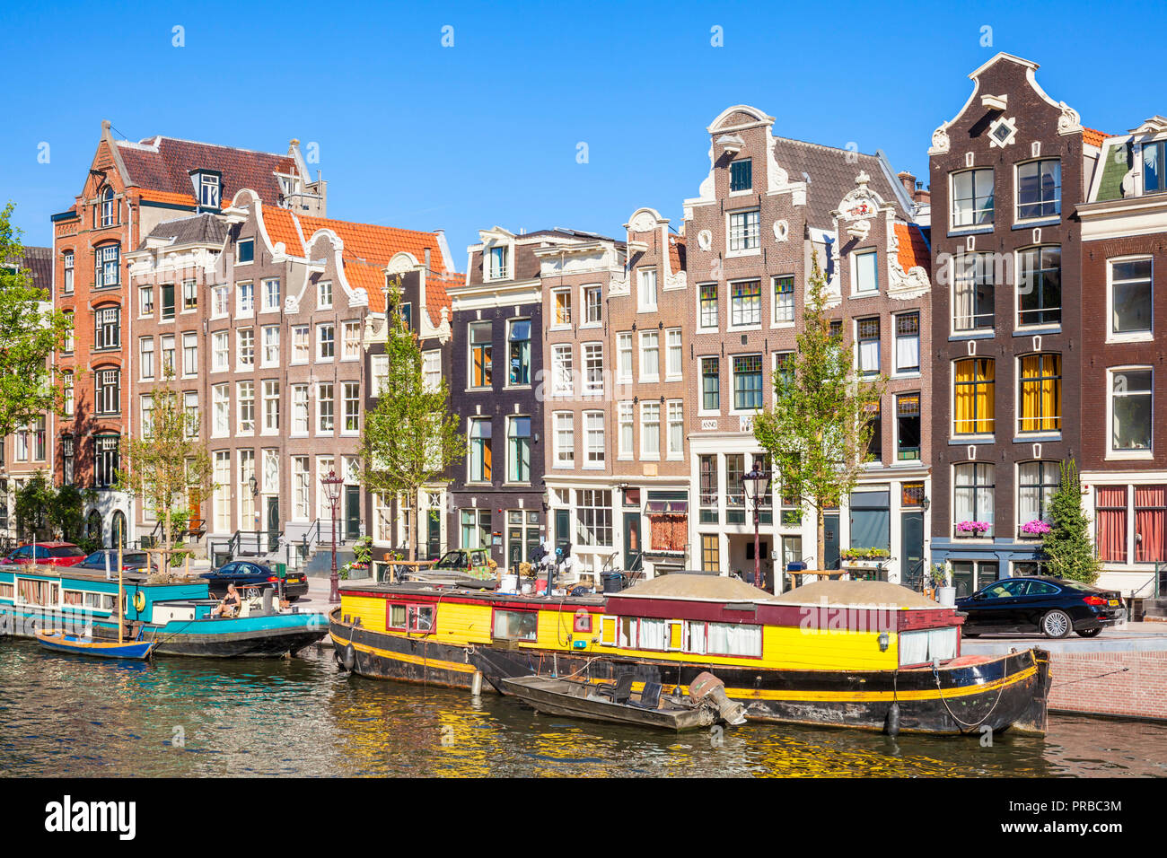 Case di Amsterdam e bikeson Singel un canale di Amsterdam Blauwburgwal ponte sul canale Singel amsterdam case galleggianti ormeggiate banca Canale di Beagle Amsterdam UE Foto Stock