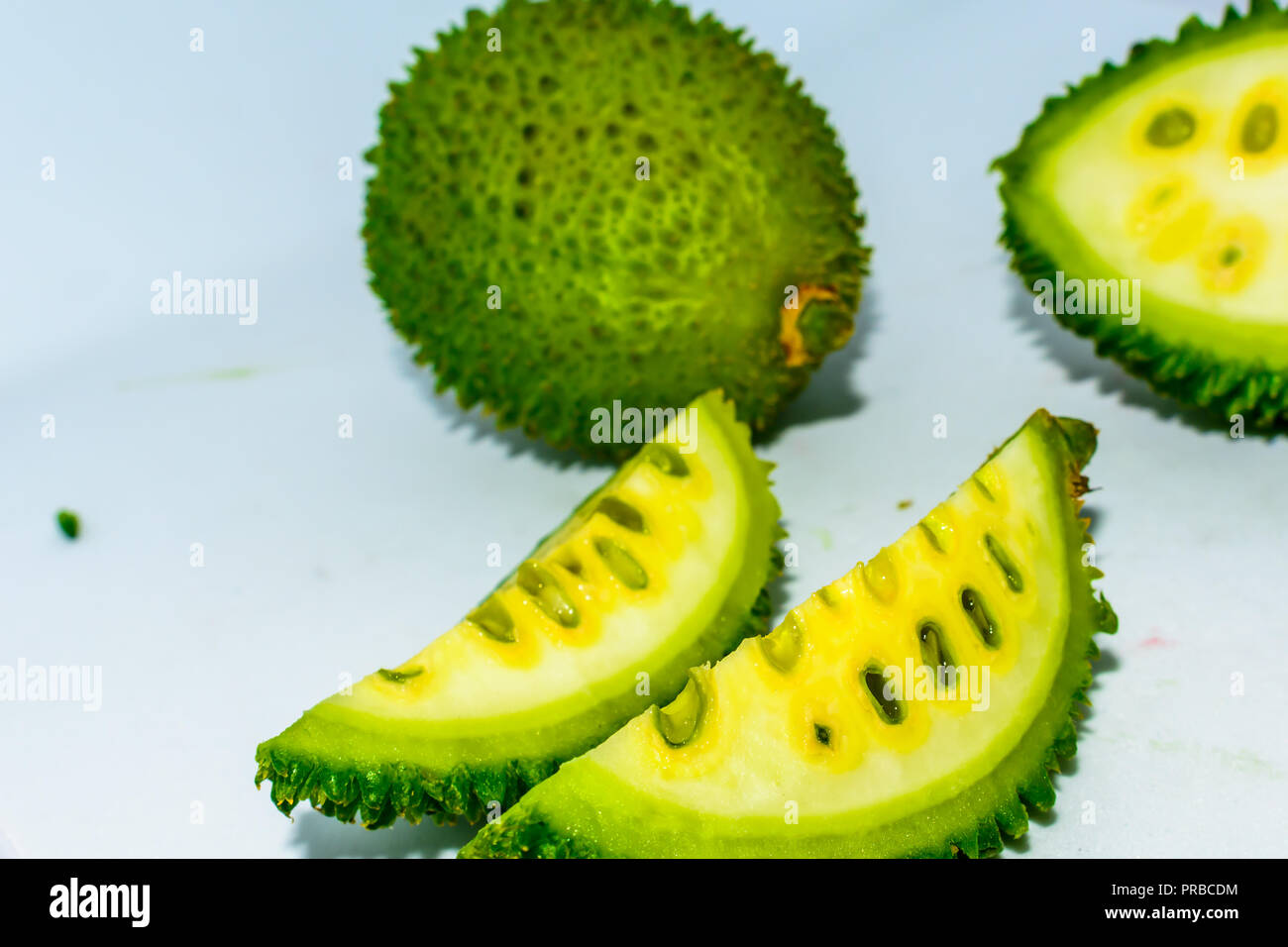 Spinosa Verde zucca frutta ortaggi su sfondo bianco Foto Stock