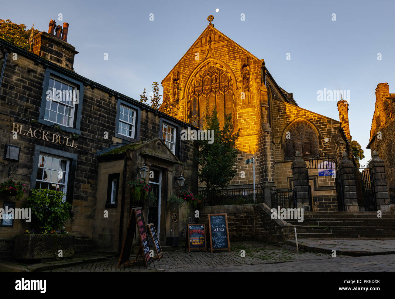 Inizio autunno mattina nel famoso villaggio di Haworth nel West Yorkshire, casa delle sorelle Bronte e un fantastico treno a vapore Foto Stock