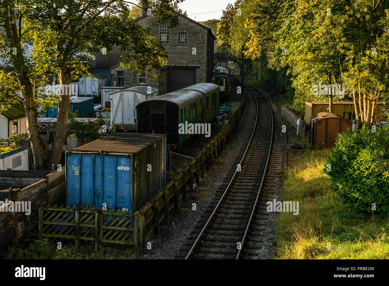Inizio autunno mattina nel famoso villaggio di Haworth nel West Yorkshire, casa delle sorelle Bronte e un fantastico treno a vapore Foto Stock