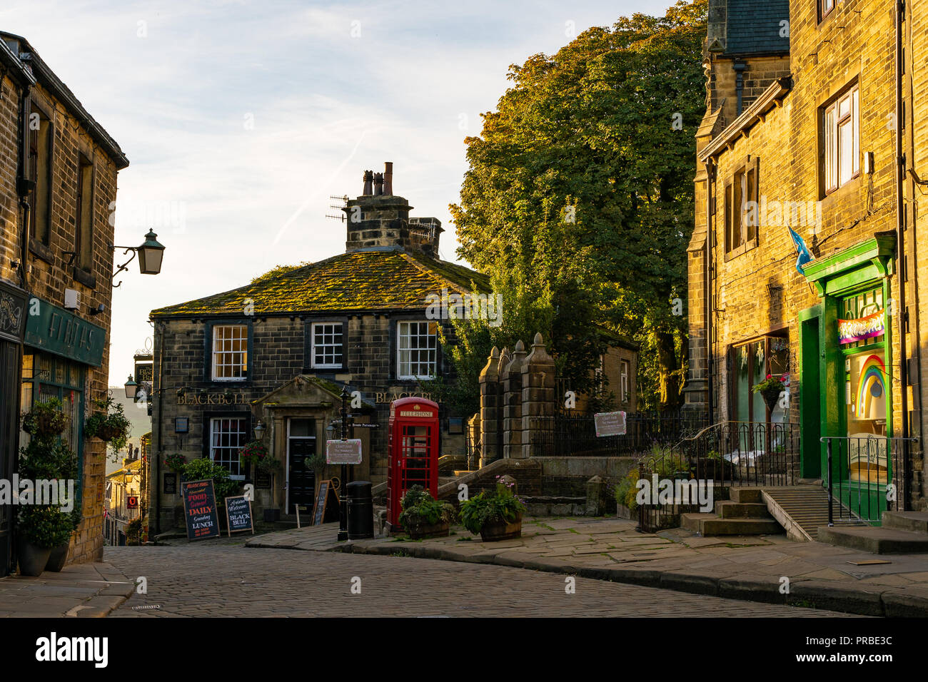 Inizio autunno mattina nel famoso villaggio di Haworth nel West Yorkshire, casa delle sorelle Bronte e un fantastico treno a vapore Foto Stock