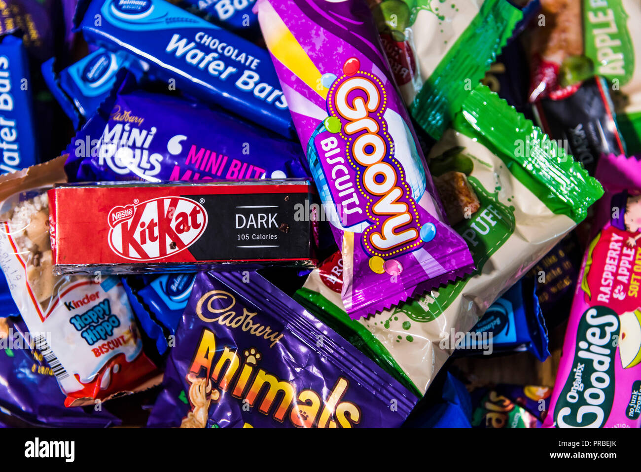 Un assortimento di caramelle cioccolata in barre colorate di involucri. Foto Stock