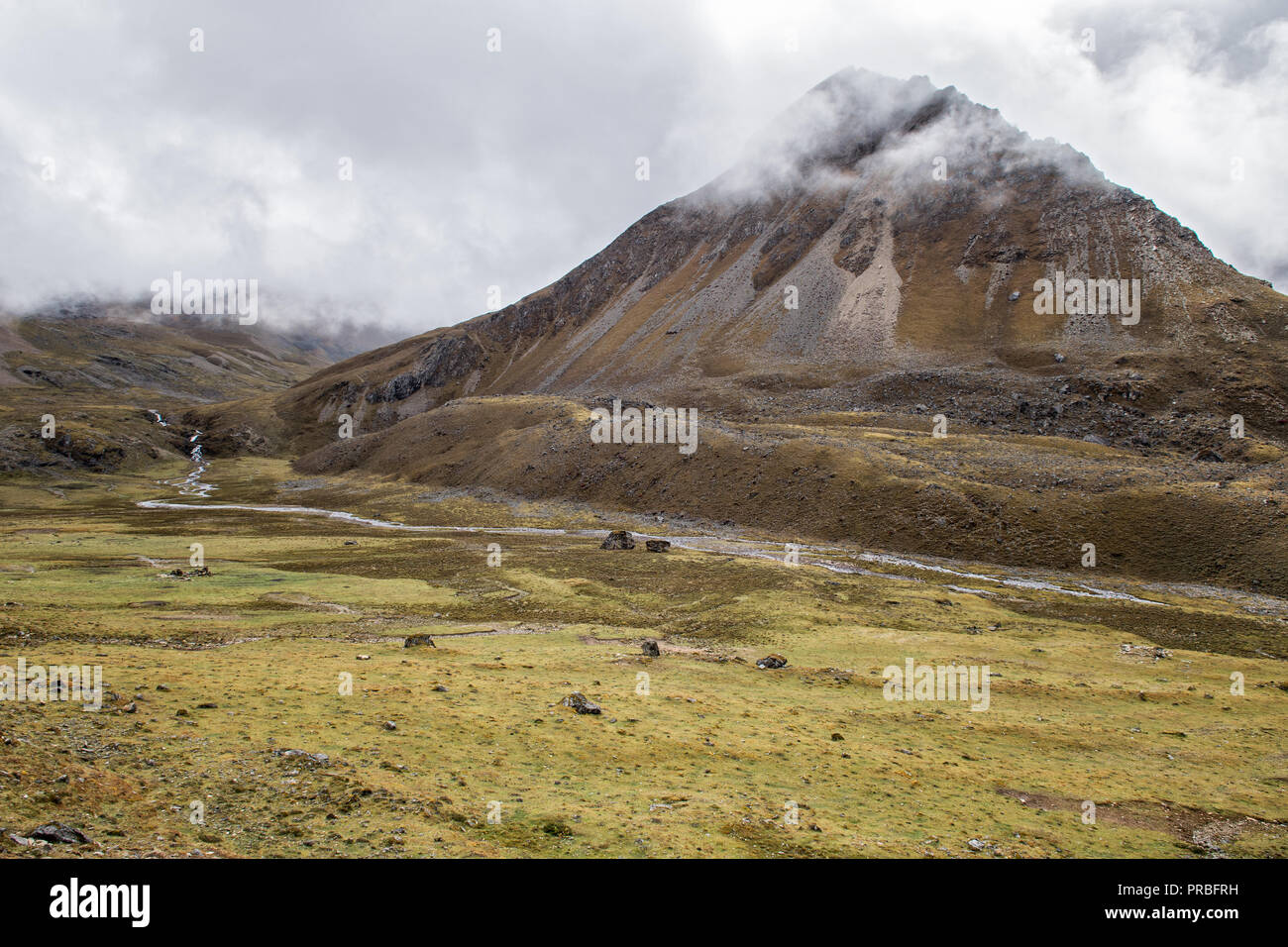 Vertice della montagna e del fiume sul modo di Nyile La pass, Thimphu distretto, Snowman Trek, Bhutan Foto Stock