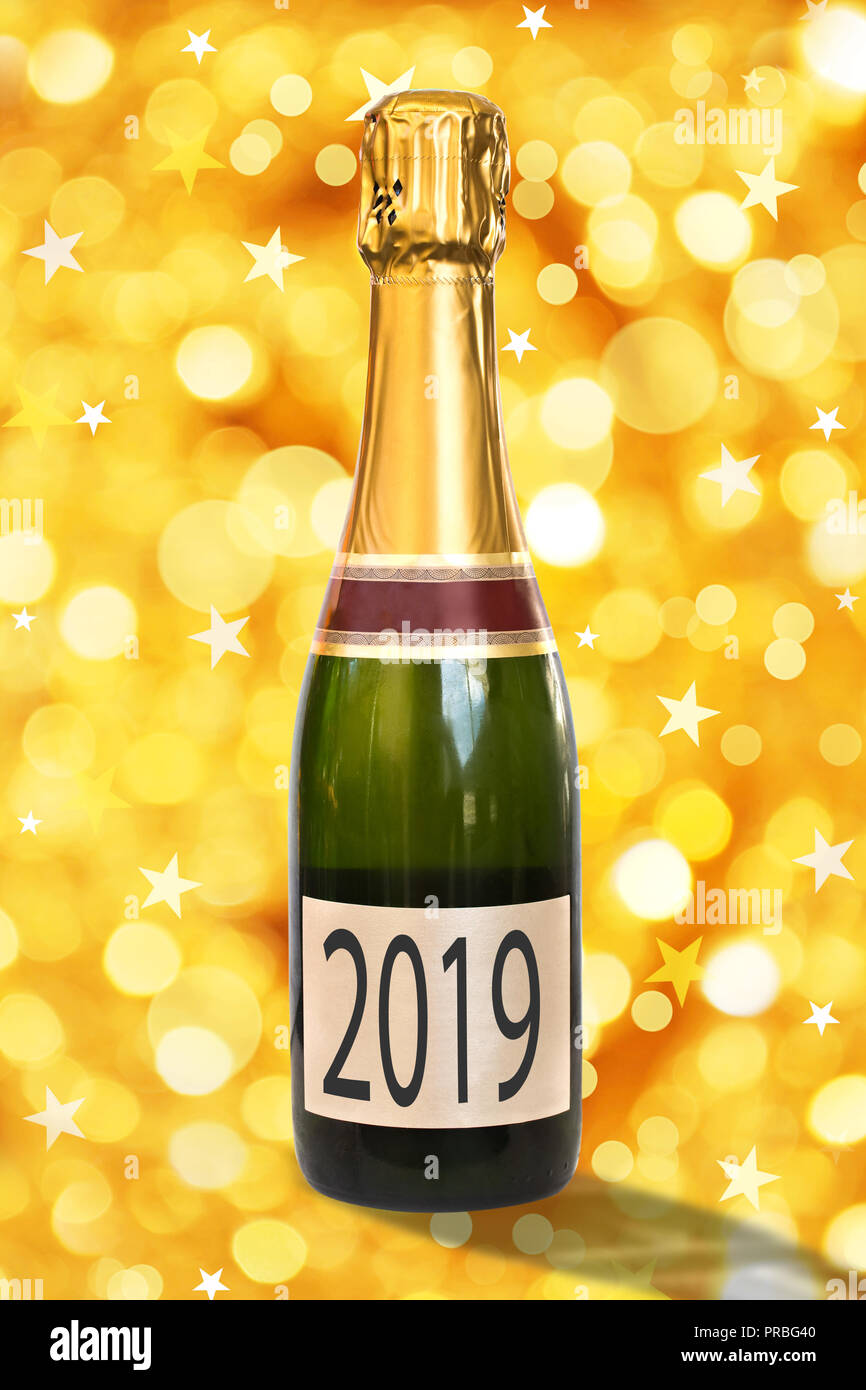 2019 su una etichetta di una bottiglia di Champagne, lucido sfondo dorato Foto Stock