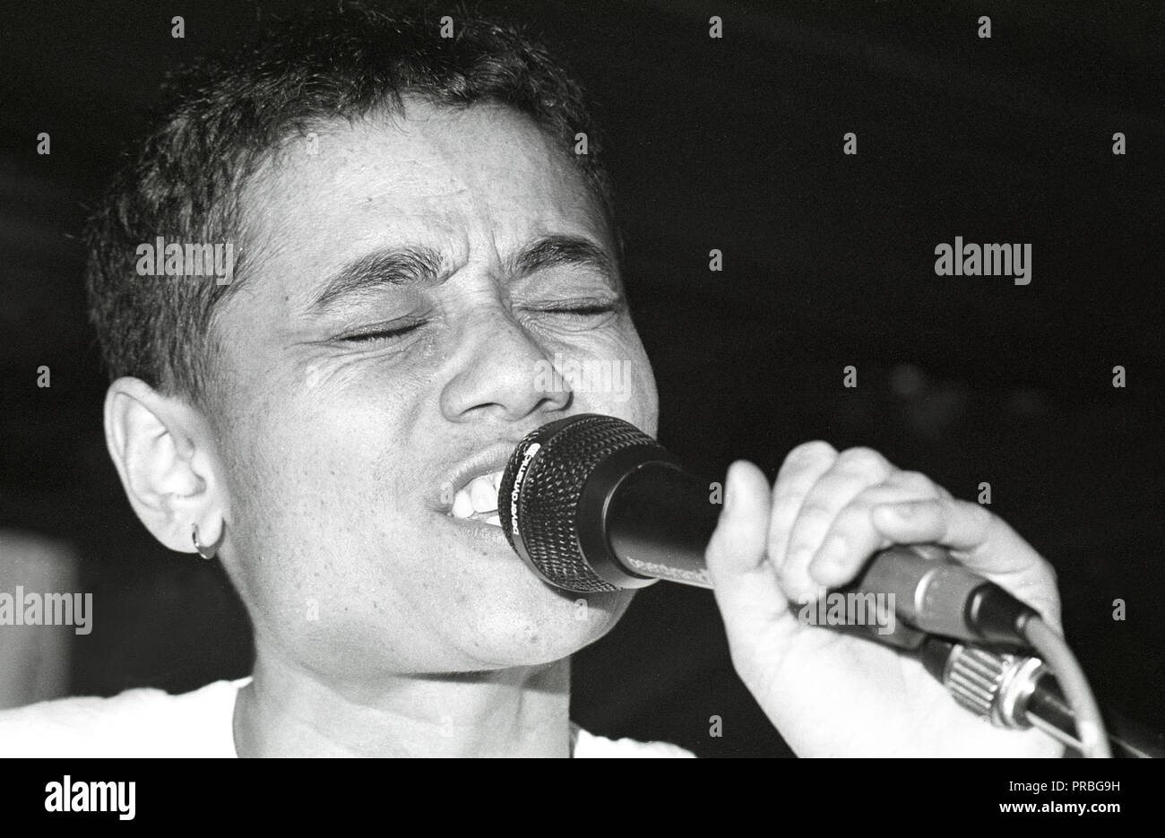 Donna selvaggia morti di persone famose in esecuzione al Bedford Esquires nel 1990. Foto Stock