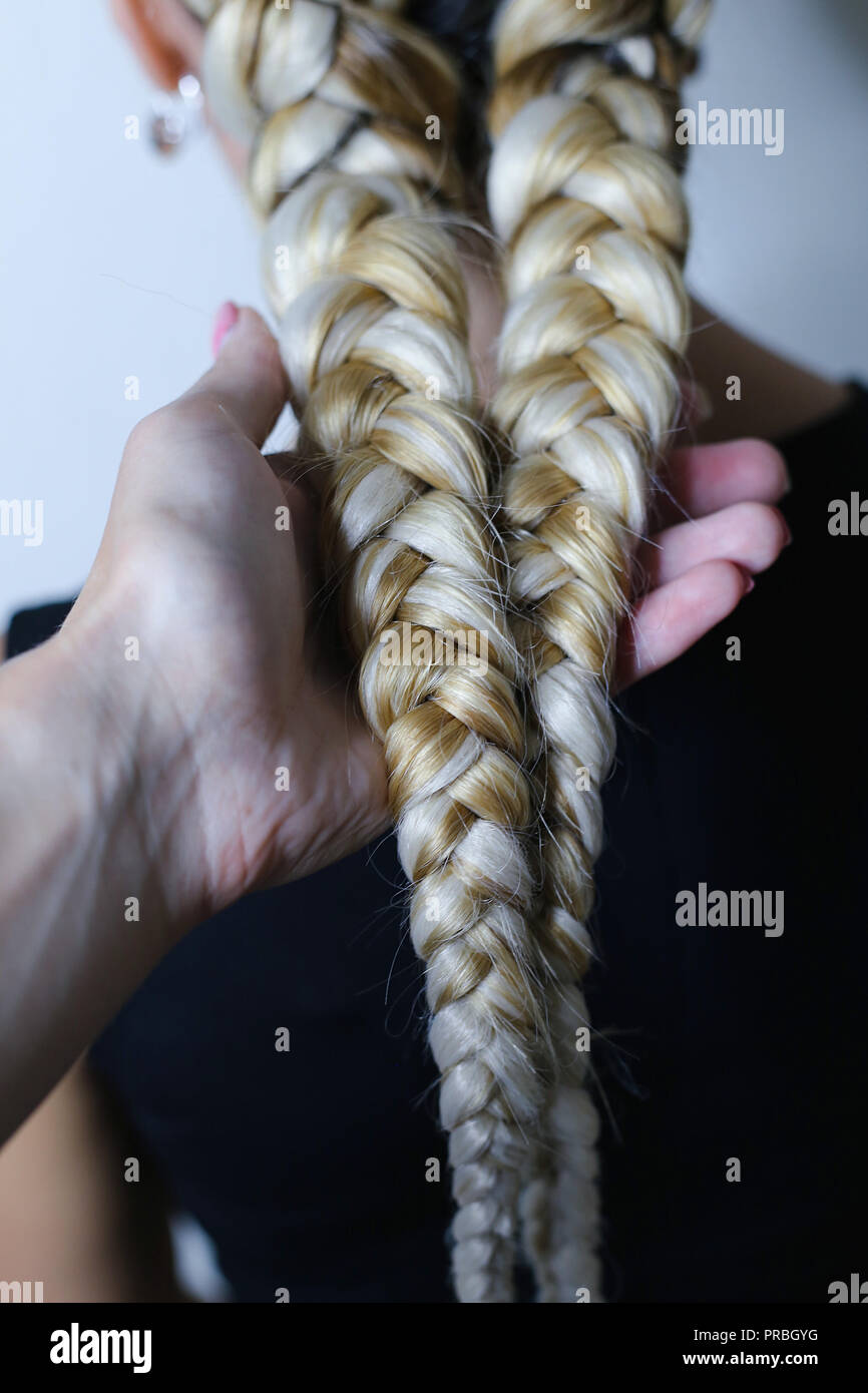Due sottili trecce di capelli artificiali, hairstyle gioventù, ha colorato  Foto stock - Alamy