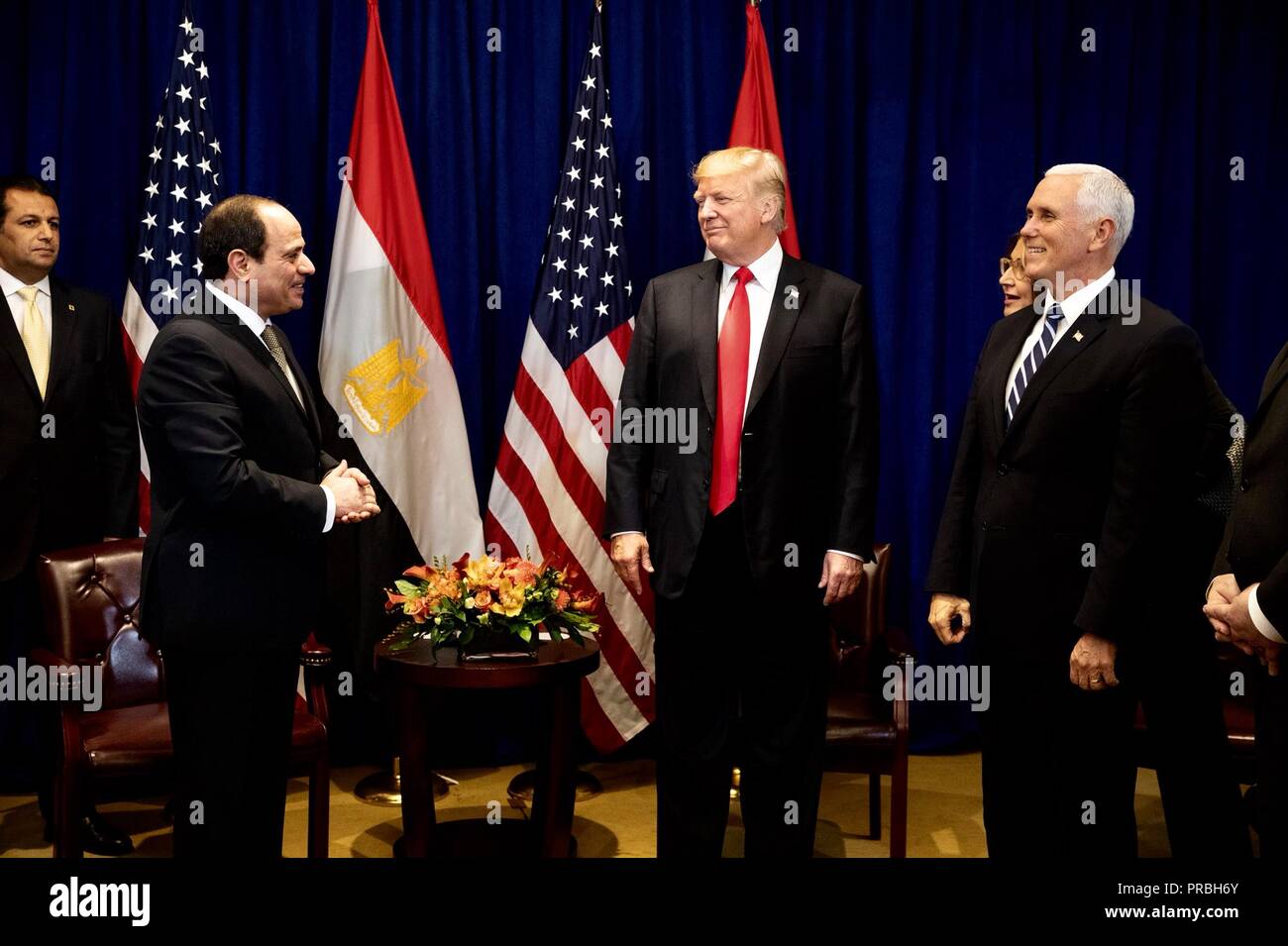 U.S presidente Donald Trump, centro e Vice Presidente Mike Pence, destra, benvenuto del Presidente egiziano Abdel Fattah el-Sisi prima dell'inizio di un incontro bilaterale a margine dell'Assemblea generale delle Nazioni Unite le riunioni il 24 settembre 2018 a New York, New York. Foto Stock